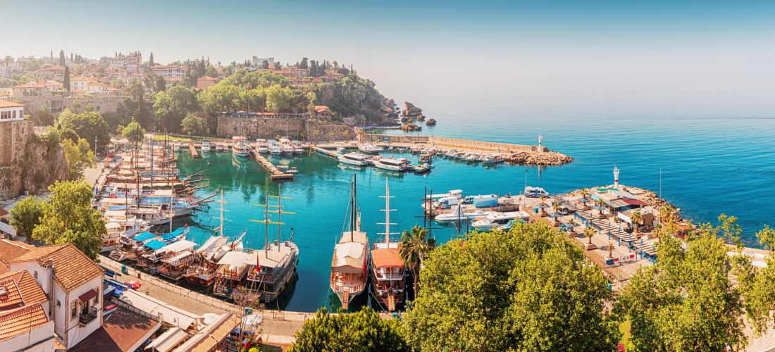 Luftaufnahme der malerischen Bucht mit Yachthafen und Yachten in der Nähe der Altstadt von Kaleici in Antalya. Türkische Riviera und Urlaubsparadies