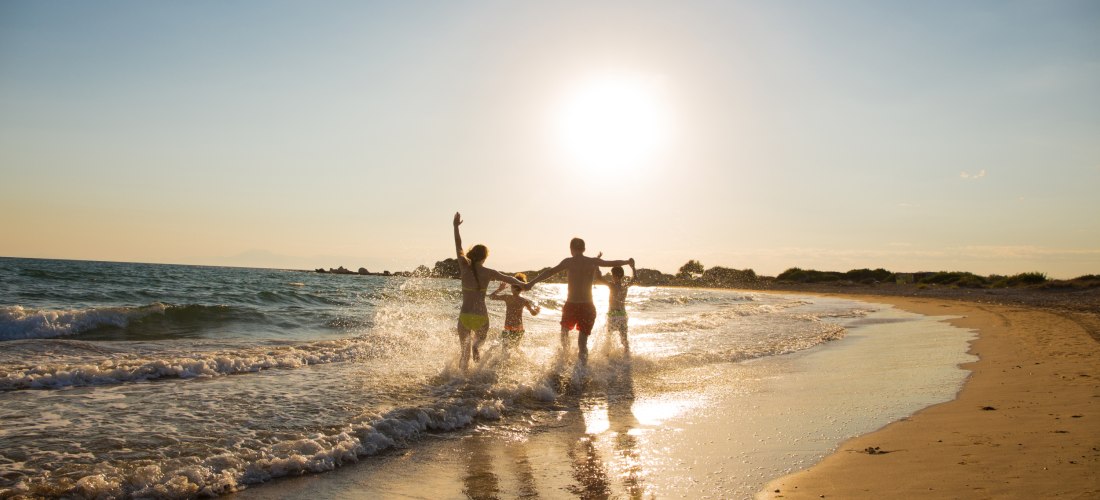 Familie mit 2 Kindern am Strand
