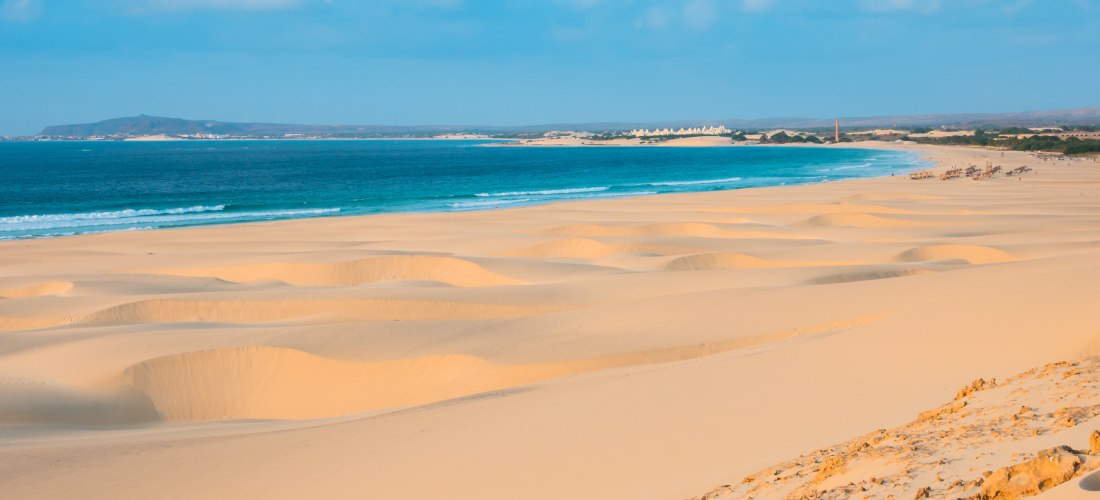 Goldene Sanddünen von Boa Vista, Kapverden – Blick auf das Meer und die Küste mit strahlend blauem Wasser