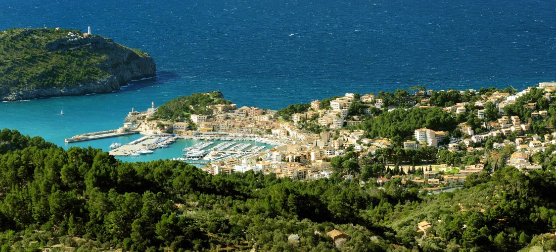 Die Bilderserie zeigt eine malerische Küstenstadt am Mittelmeer, die von einer üppigen, grünen Landschaft mit Olivenhainen und Pinienwäldern umgeben ist. Im Vordergrund sind sanfte Hügel und grüne Bäume zu sehen, dahinter erstreckt sich die Küste mit eine