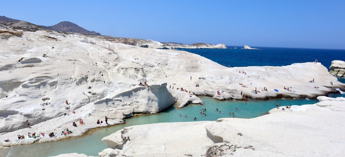 zwei weiße Felsen, die zwischen sich einen schmalen Wasserkanal bilden