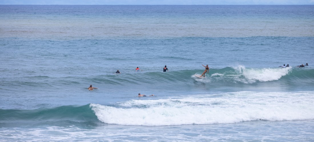 Surfen mehrere Sportler in der 