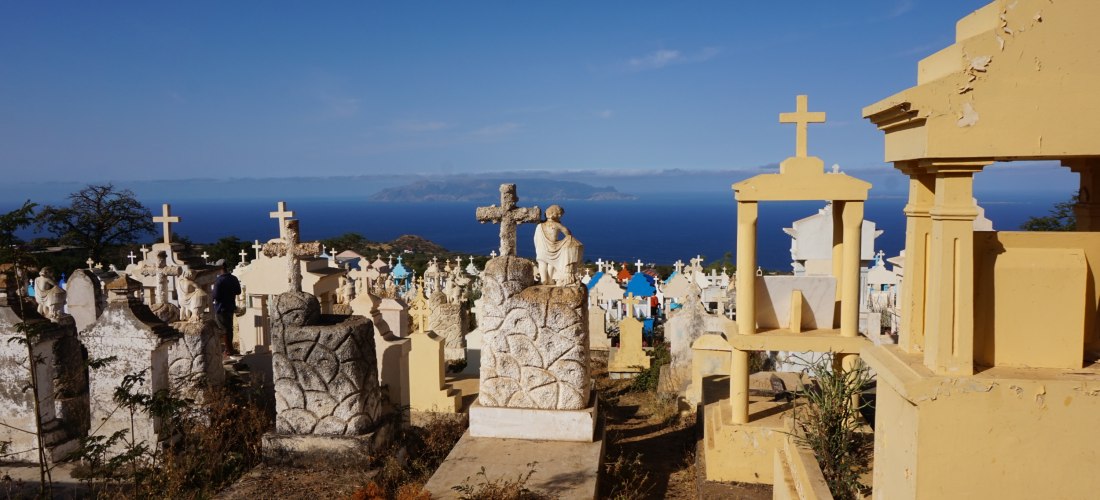 Alter Friedhof – kunstvolle Grabsteine mit Blick auf den Atlantik und die Nachbarinseln der Kapverden