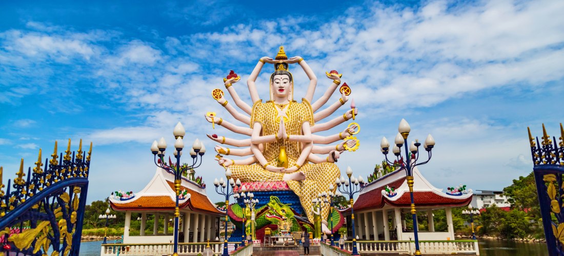 Imposante Guanyin-Statue mit 18 Armen im Wat Plai Laem Tempel auf Koh Samui, Thailand – beeindruckende buddhistische Kunst und beliebtes Ausflugsziel 2025/2026 .
