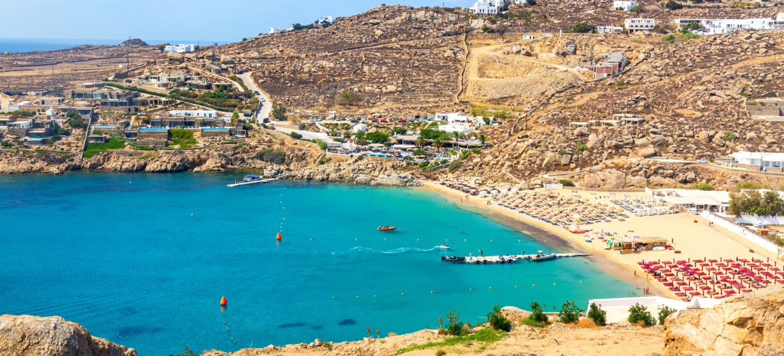 ein Strand umgeben von bergigem Gelände
