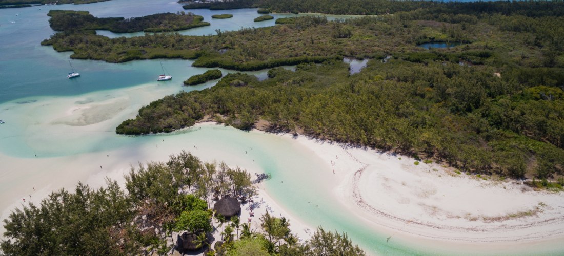 Luftaufnahme der Île aux Cerfs vor der Ostküste von Mauritius mit weißen Stränden, grüner Vegetation und türkisblauem Wasser