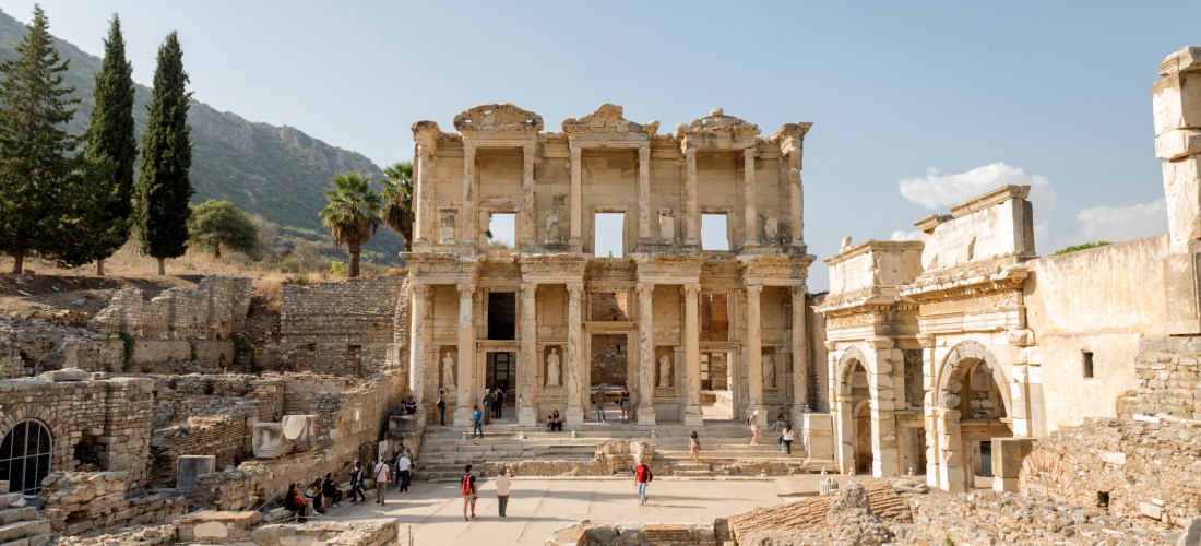 Die antike Celsus-Bibliothek in Ephesos, Türkei, mit imposanter Fassade und Besuchergruppen im Vordergrund