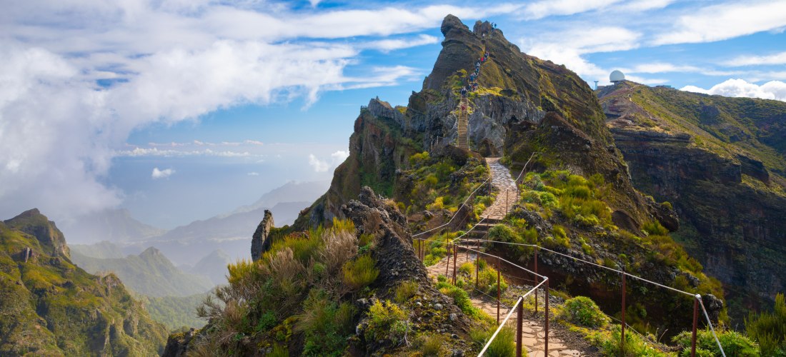 Pico do Arieiro Madeira – Wanderpfad mit Aussicht auf die Berge Steinweg mit Geländer auf dem Pico do Arieiro auf Madeira mit spektakulärer Aussicht über die Berge und Täler