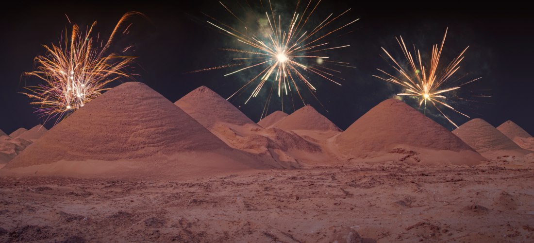 Silvesterfeuerwerk über Wüstenhügeln