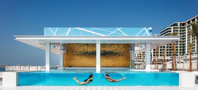 Pool, 2 Frauen darin am tauchen, Sonnenschein