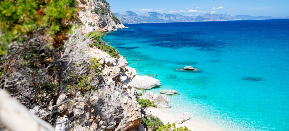 Panoramablick auf die Cala Goloritzé auf Sardinien mit kristallklarem Wasser, weißen Felsen und unberührter Natur – beliebtes Ziel für Wanderer und Badeurlauber auf Sardinien.