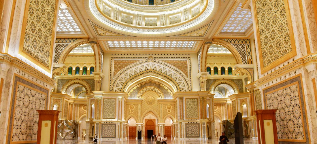 Prunkvoller Innenraum des Qasr Al Watan Palastes in Abu Dhabi mit goldenen Verzierungen, Kuppeln und kunstvollen Mustern