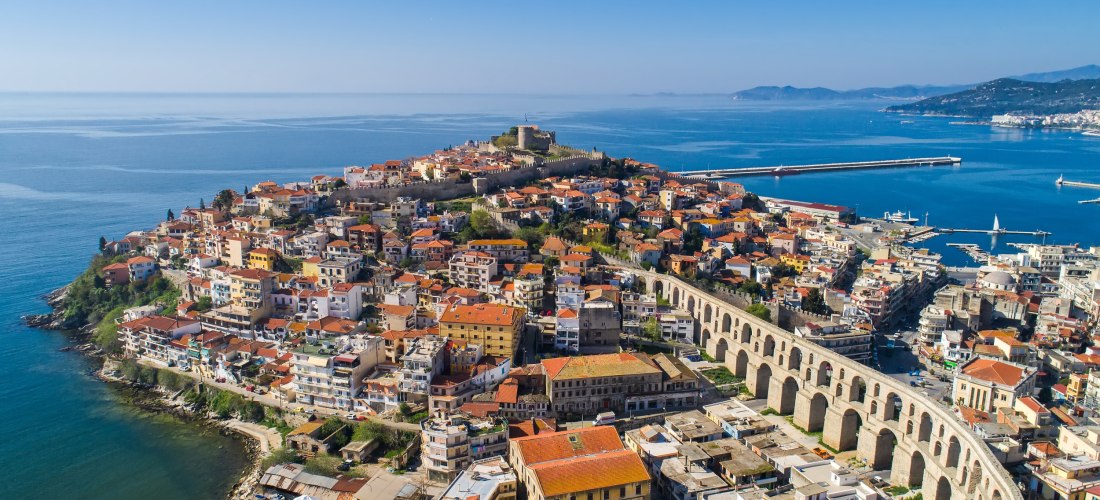 Panorama von Kavala mit historischer Altstadt, Aquädukt, Hafen und Festung am Meer.