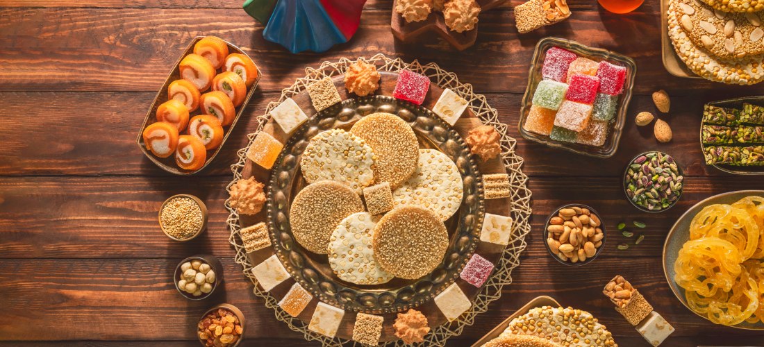 Sammlung traditioneller arabischer Süßigkeiten und Bonbons zur Feier des Geburtstags des Propheten Muhammad. Verschiedene ägyptische Mawlid-Süßigkeiten