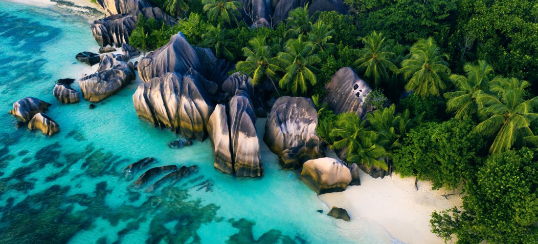 La Digue – Anse Source d’Argent Strand auf den Seychellen 2025/2026 mit Granitfelsen, Palmen und türkisblauem Wasser aus der Luftaufnahme