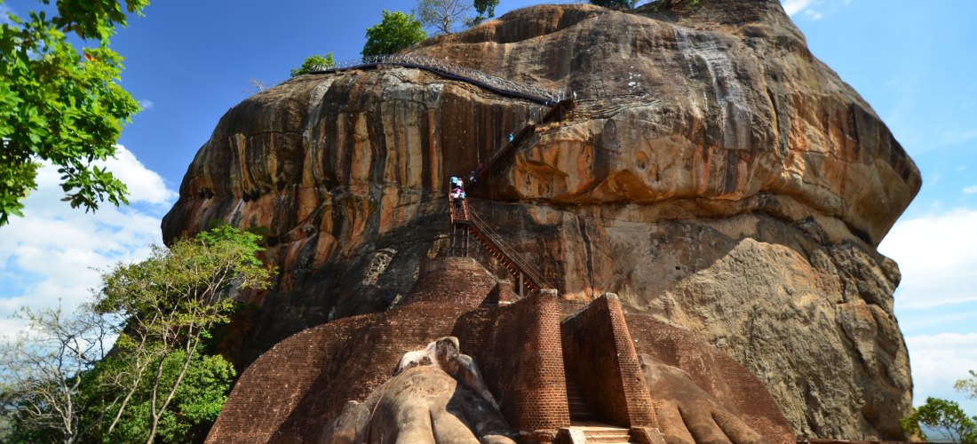 Eingang zum Sigiriya-Felsen in Sri Lanka mit den monumentalen Löwenpfoten und Treppenaufgang zur Felsfestung