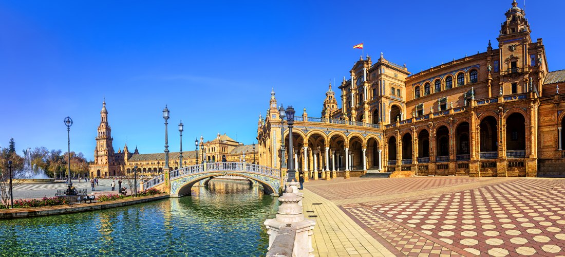 Stadt in der Region Andalusien, kleiner Fluss mit Brücke