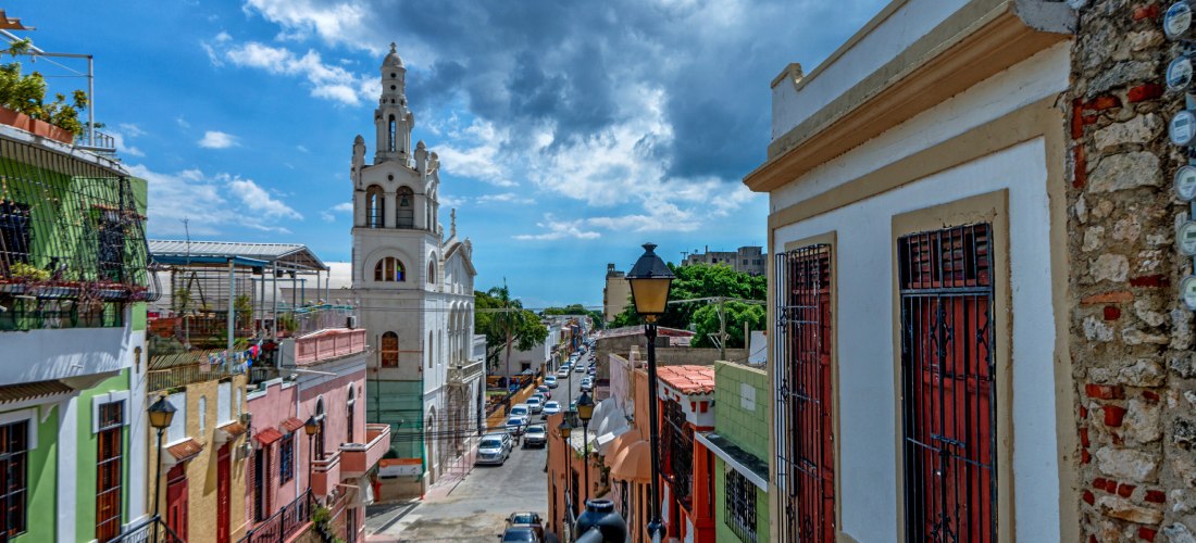 Kolonialviertel von Santo Domingo mit bunten Häusern, Kirche und Straßenansicht in der Dominikanischen Republik