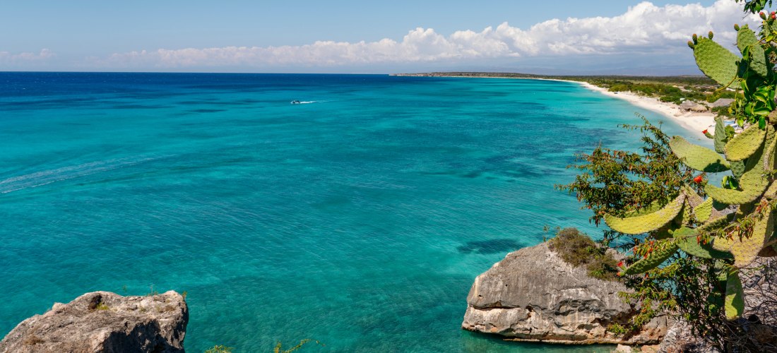 Felsen, türkisblauem Meer und hellem Sandstrand in der Dominikanischen Republik – tropische Naturkulisse
