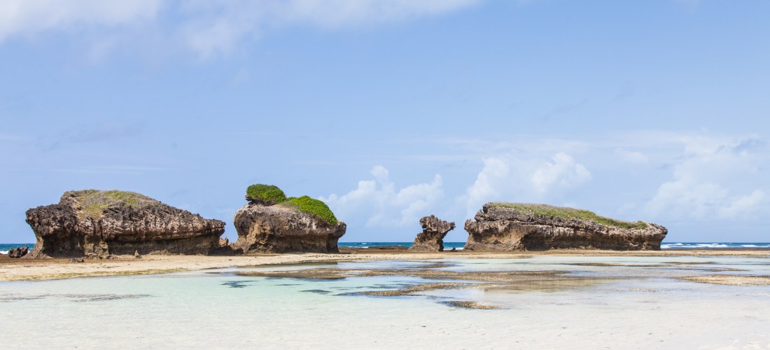 Felsformationen am Malindi Beach in Kenia – weißer Sandstrand und türkisblaues Meer.