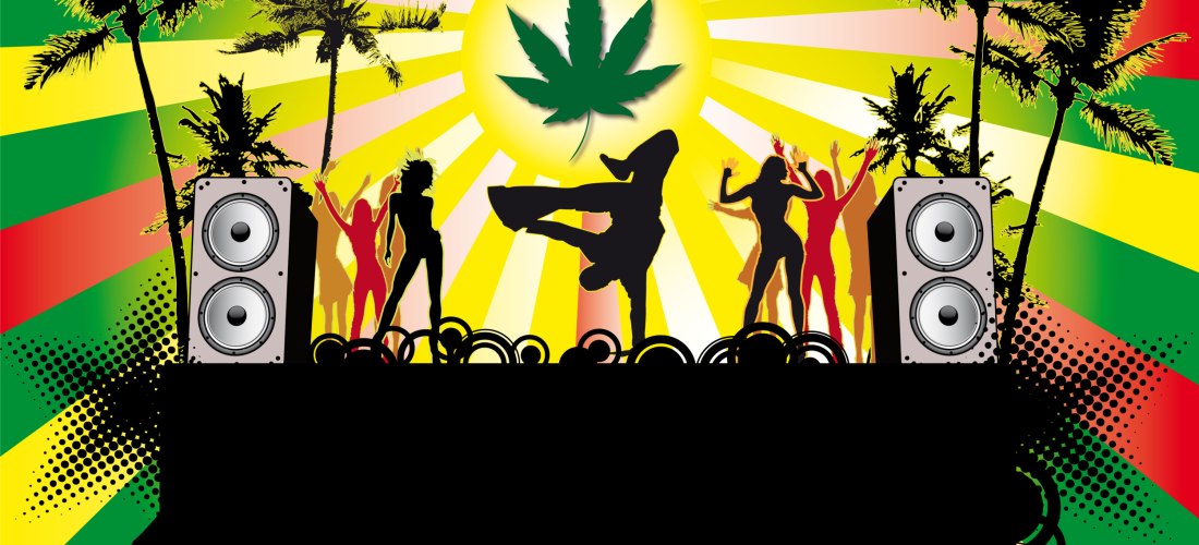 Illustration einer Reggae-Party mit Silhouetten tanzender Menschen auf einer Bühne, umgeben von Lautsprechern und Palmen. Im Hintergrund ein strahlender Sonnenkreis mit einem großen Hanfblatt in der Mitte. Die Farben des Designs sind leuchtend Gelb, Grün 