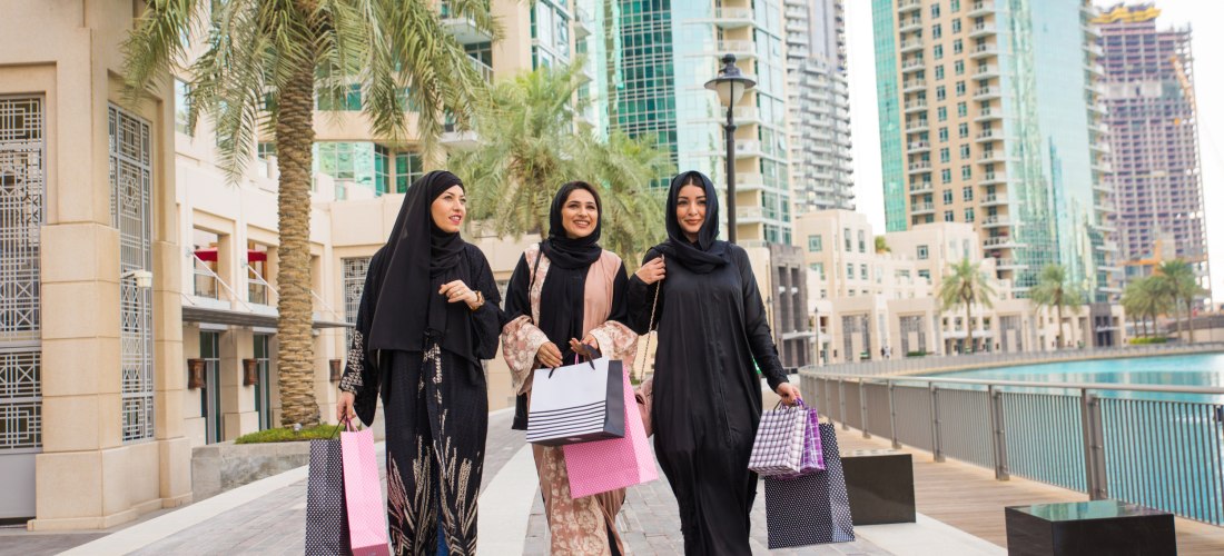 arabische Frauen beim Einkaufen