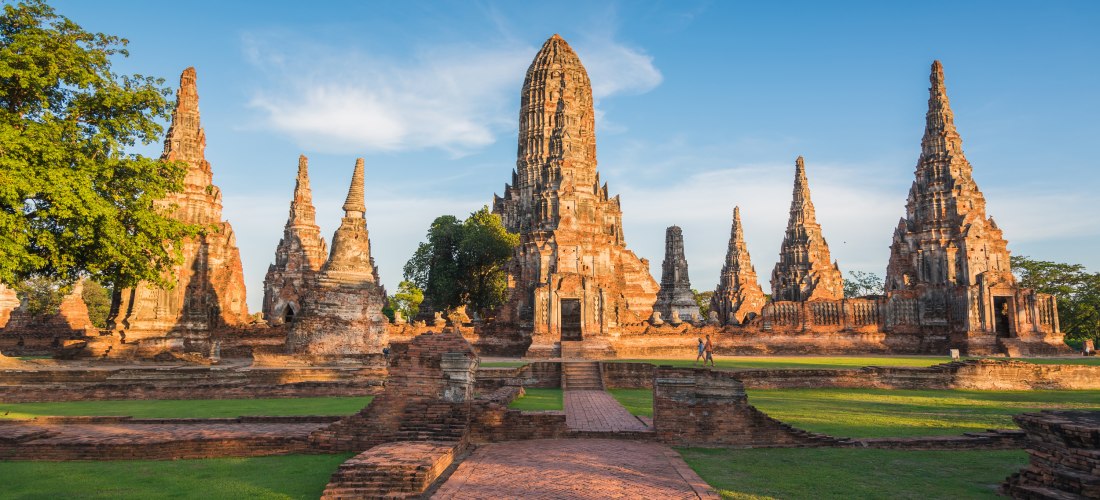 Wat Chai Watthanaram in Ayutthaya – Historischer Tempel am Chao Phraya Fluss in Thailand Wat Chai Watthanaram Tempel in Ayutthaya, Thailand – beeindruckende Ruinen einer ehemaligen Königshauptstadt