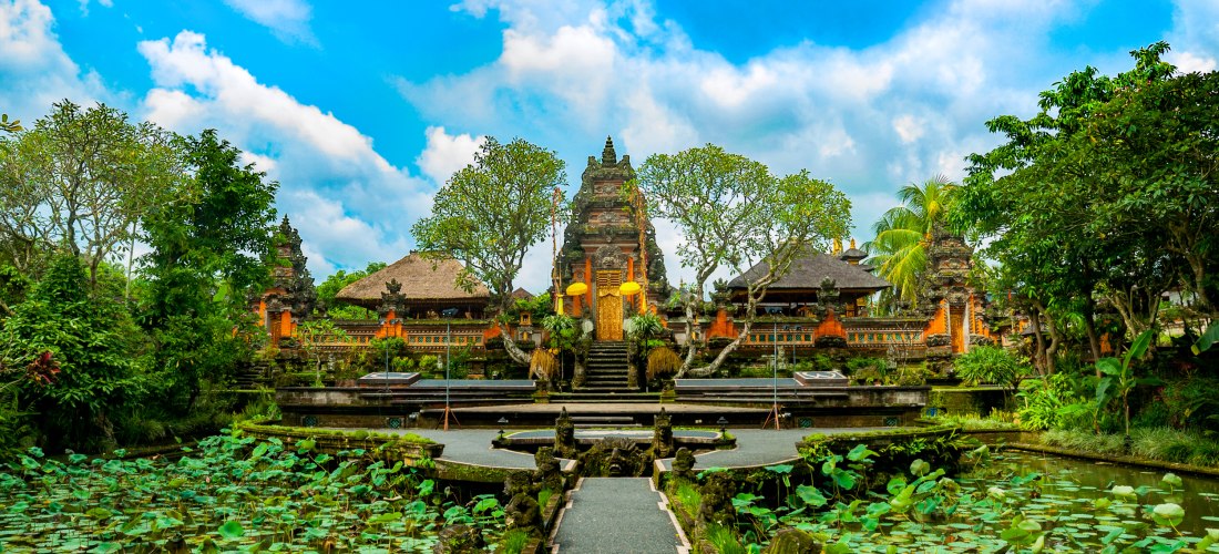 Traditioneller hinduistischer Tempel Pura Taman Saraswati in Ubud, Bali