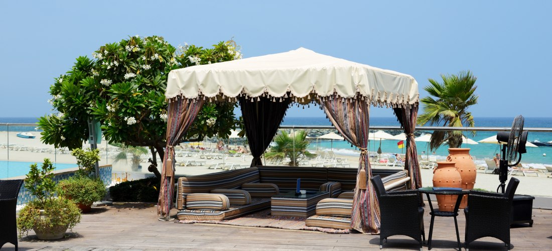 Hütte am Strand eines Luxushotels