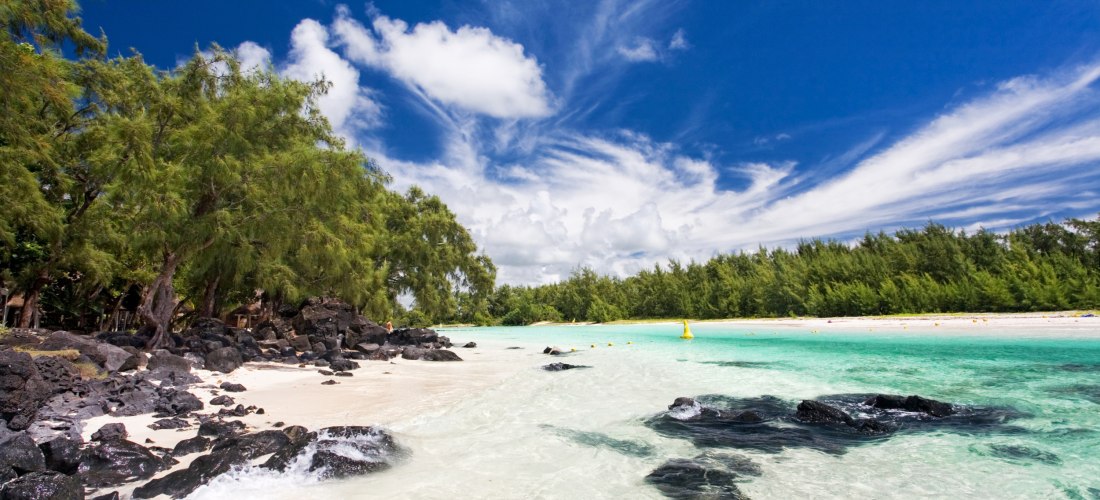 Mauritius Strand mit weißen Sandstränden, schwarzem Lavagestein und türkisfarbenem Meer