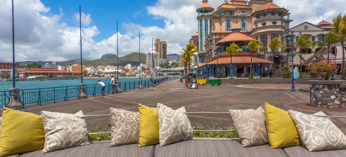 Uferpromenade von Port Louis auf Mauritius mit modernen Gebäuden, Restaurants und Blick auf das Meer