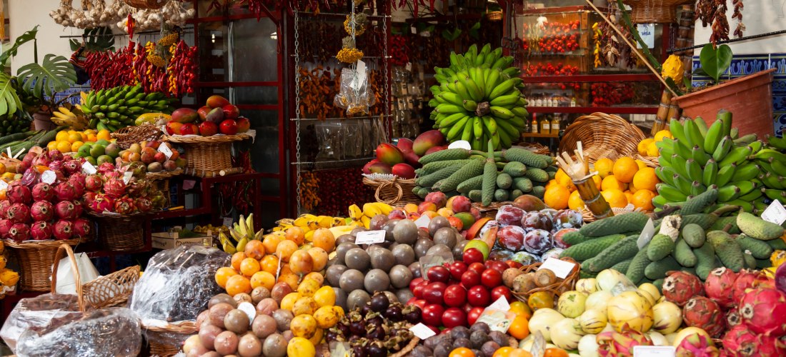 Mercado dos Lavradores Funchal – Früchte  Bunter Obst- und Gewürzmarkt Mercado dos Lavradores in Funchal auf Madeira mit exotischen Früchten und Bananen