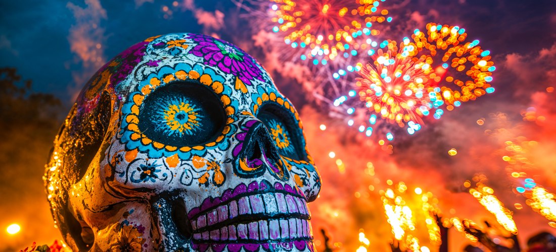 Bemalter Tag der Toten-Totenkopf mit Feuerwerk-Hintergrund