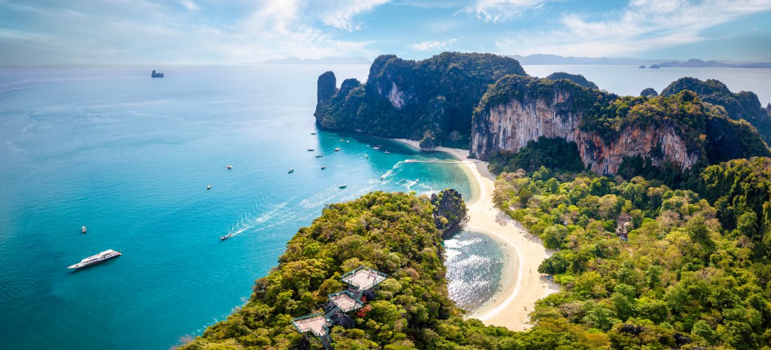 Hong Islands bei Krabi, Thailand: Luftaufnahme mit weißen Stränden, türkisfarbenem Meer und Kalksteinfelsen.
