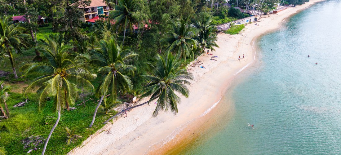 Strandansicht vom Lipa Noi Beach auf Koh Samui mit weißen Sandbuchten, Palmen und ruhigem Meer – ideal zum Entspannen und Schwimmen abseits des Trubels.