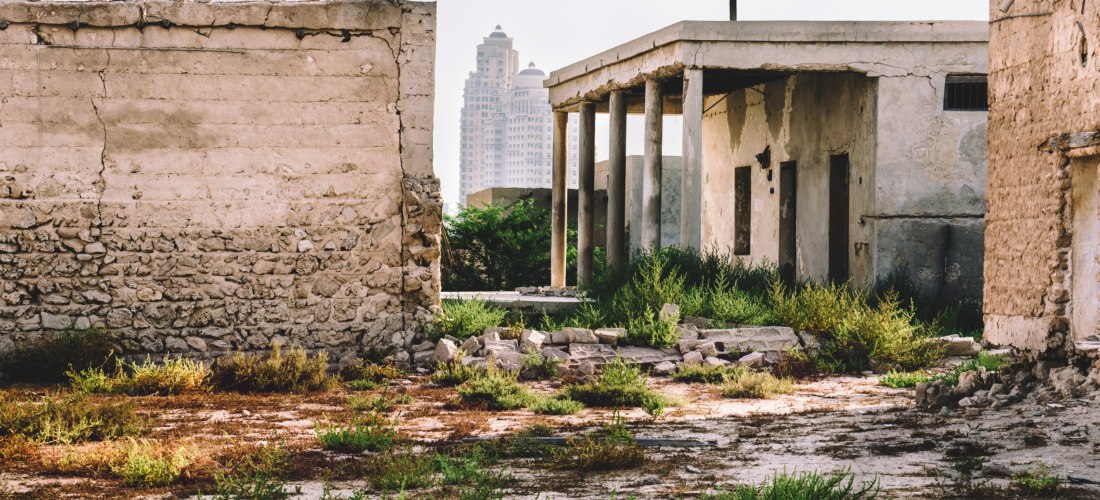 Außenansicht der alten Gebäude in Al Jazirah Al Hamra, Geisterstadt und historisches Kulturerbe in Ras Al Khaimah.