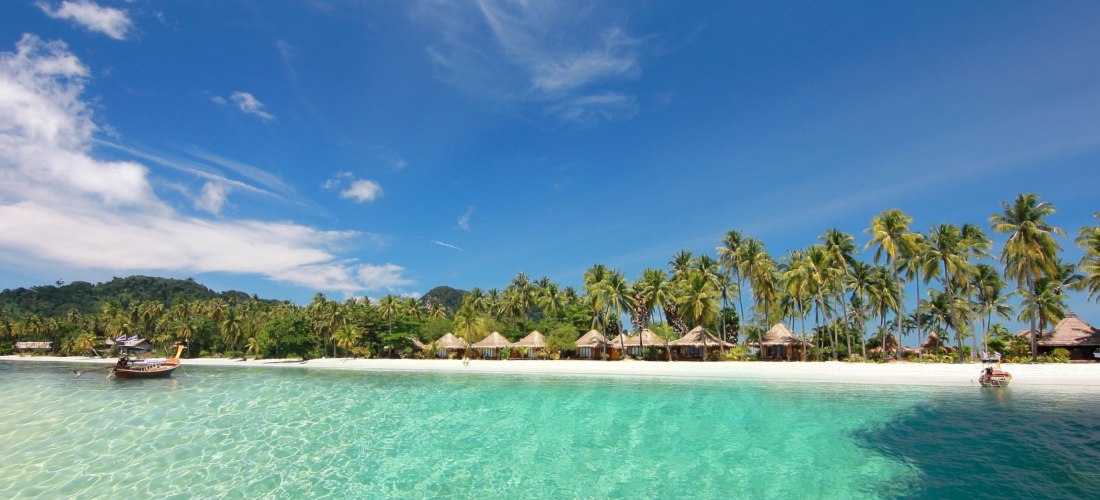 Paradiesischer Strand auf Koh Lipe – Palmen, türkisblaues Meer und tropische Idylle in Thailand Koh Lipe Strand in Thailand mit Palmen, weißen Sand und kristallklarem türkisblauen Wasser bei Sonnenschein