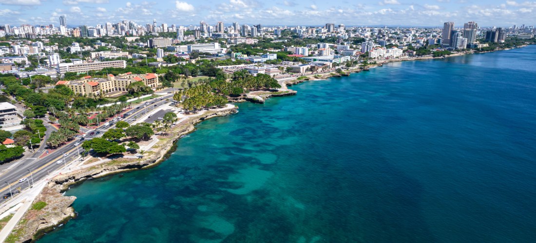 Luftaufnahme der Küste und Skyline von Santo Domingo, Hauptstadt der Dominikanischen Republik