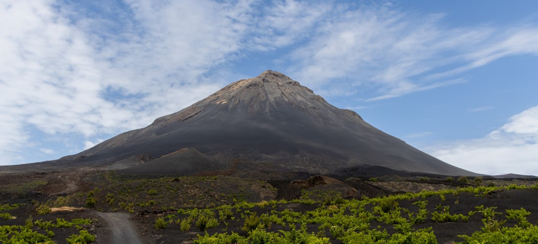 Vulkan Pico do Fogo auf der Insel Fogo, Kapverden – imposanter schwarzer Vulkankegel mit Lavafeldern und grünen Weinreben im Vordergrund