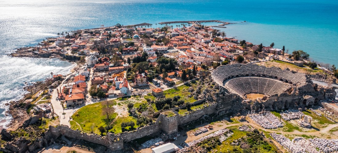 Antikes Amphitheater und Ruinen von Side mit Blick auf die Altstadt und das Mittelmeer