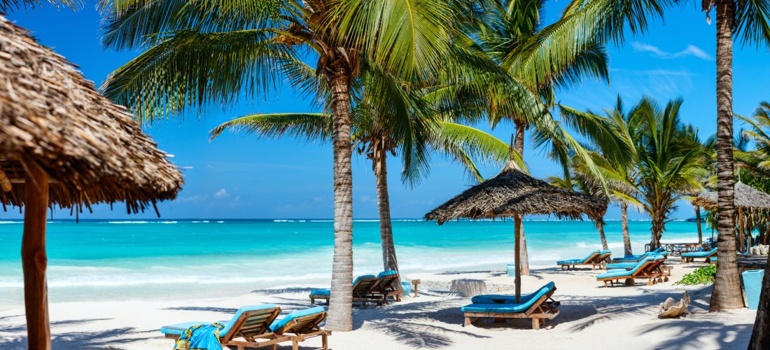 Perfekter tropischer Strand, Liegen, Sonnenschirme, Palmen