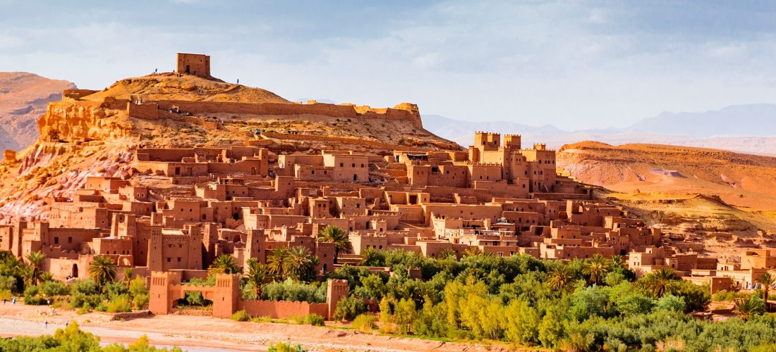 Panoramablick auf das Lehmdorf Aït-Ben-Haddou in Marokko – UNESCO-Weltkulturerbe, spektakuläre Architektur und beliebter Drehort für Filme und Serien.