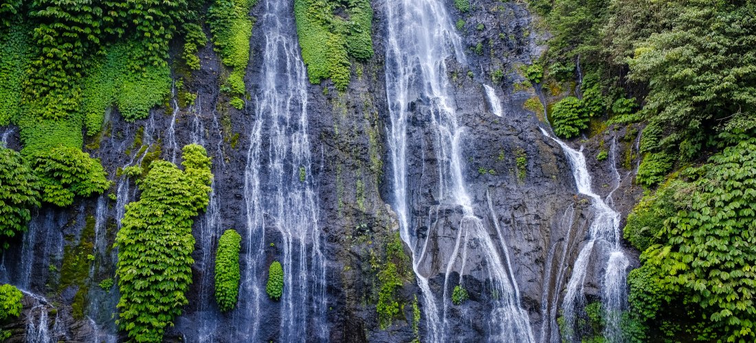 Beeindruckender Wasserfall inmitten üppiger Vegetation im Norden von Bali, Indonesien