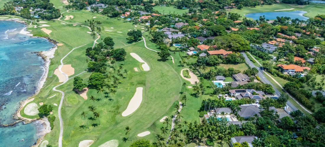 Luftaufnahme des Golfplatzes Casa de Campo an der Küste der Dominikanischen Republik mit Villen und tropischer Landschaft