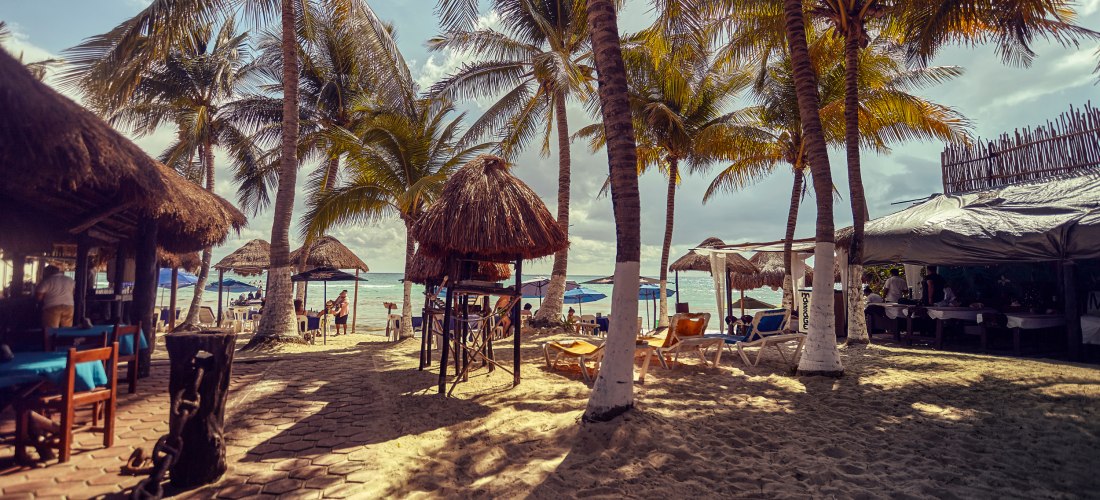 Der Weg zum Strand von Playa del Carmen, Palmen, kleine Hütten