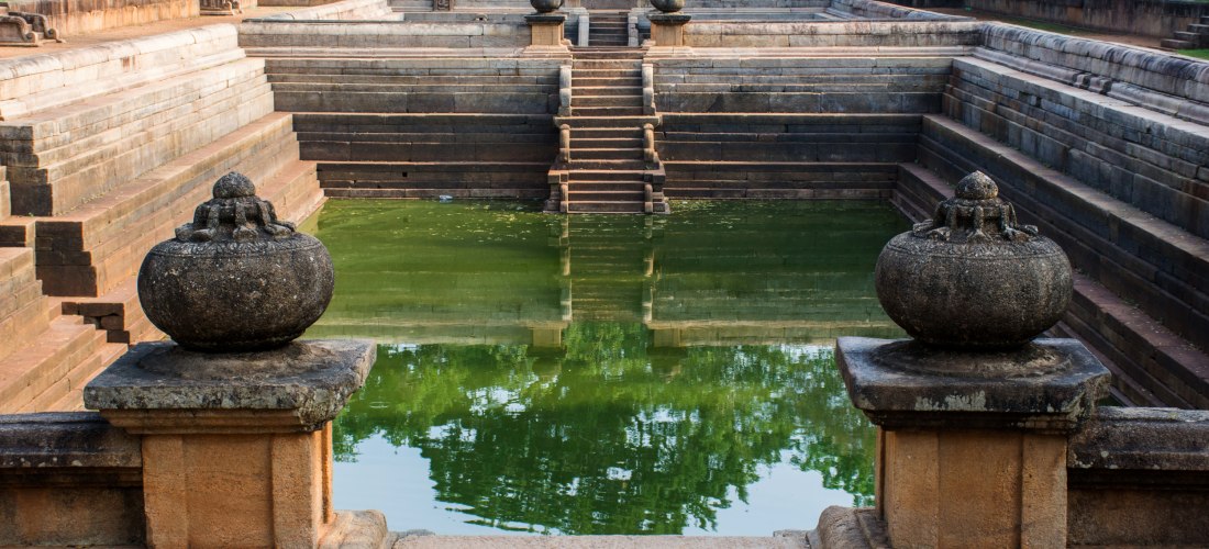 Historischer Badeteich in Anuradhapura, Sri Lanka, mit steinernen Stufen und kunstvollen Verzierungen