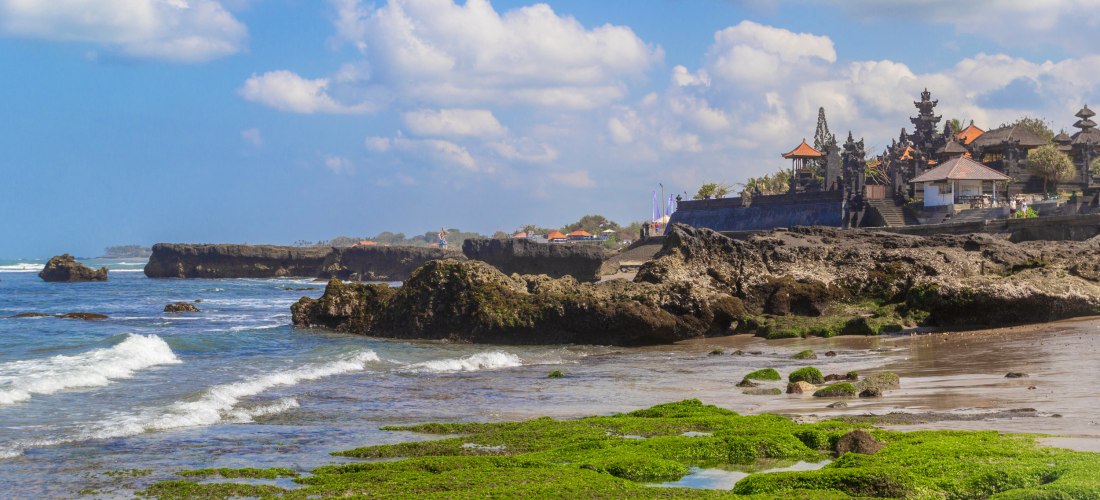 Tanah Lot Tempel auf Bali, Indonesien, gelegen auf Felsen an der Küste mit Blick auf den Indischen Ozean
