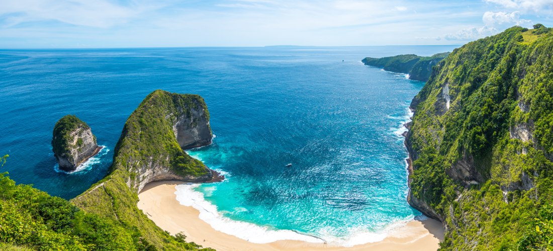Atemberaubende Aussicht auf den Kelingking Beach auf Nusa Penida, Indonesien, mit türkisfarbenem Meer, weißem Sandstrand und grünen Klippen