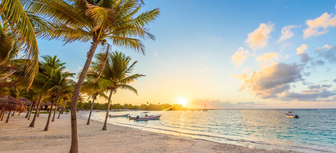 karibischer weißer Strand an der Riviera Maya