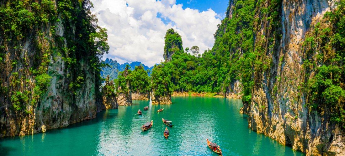 Longtail-Boote im Khao Sok Nationalpark – Tropische Idylle in Südthailand Longtail-Boote auf türkisfarbenem Wasser zwischen Kalksteinfelsen im Khao Sok Nationalpark in Südthailand